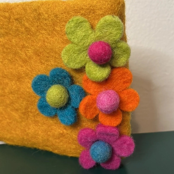 Retro 100% Wool Flower Power Mustard Yellow Vintage 1970s Coin Purse Wallet - Picture 2 of 7